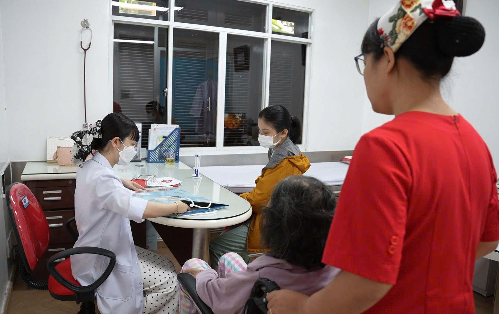 Đau nhức, người phụ nữ tưởng bị bệnh xương khớp bất ngờ khi b&aacute;c sĩ chẩn đo&aacute;n - Ảnh 2.