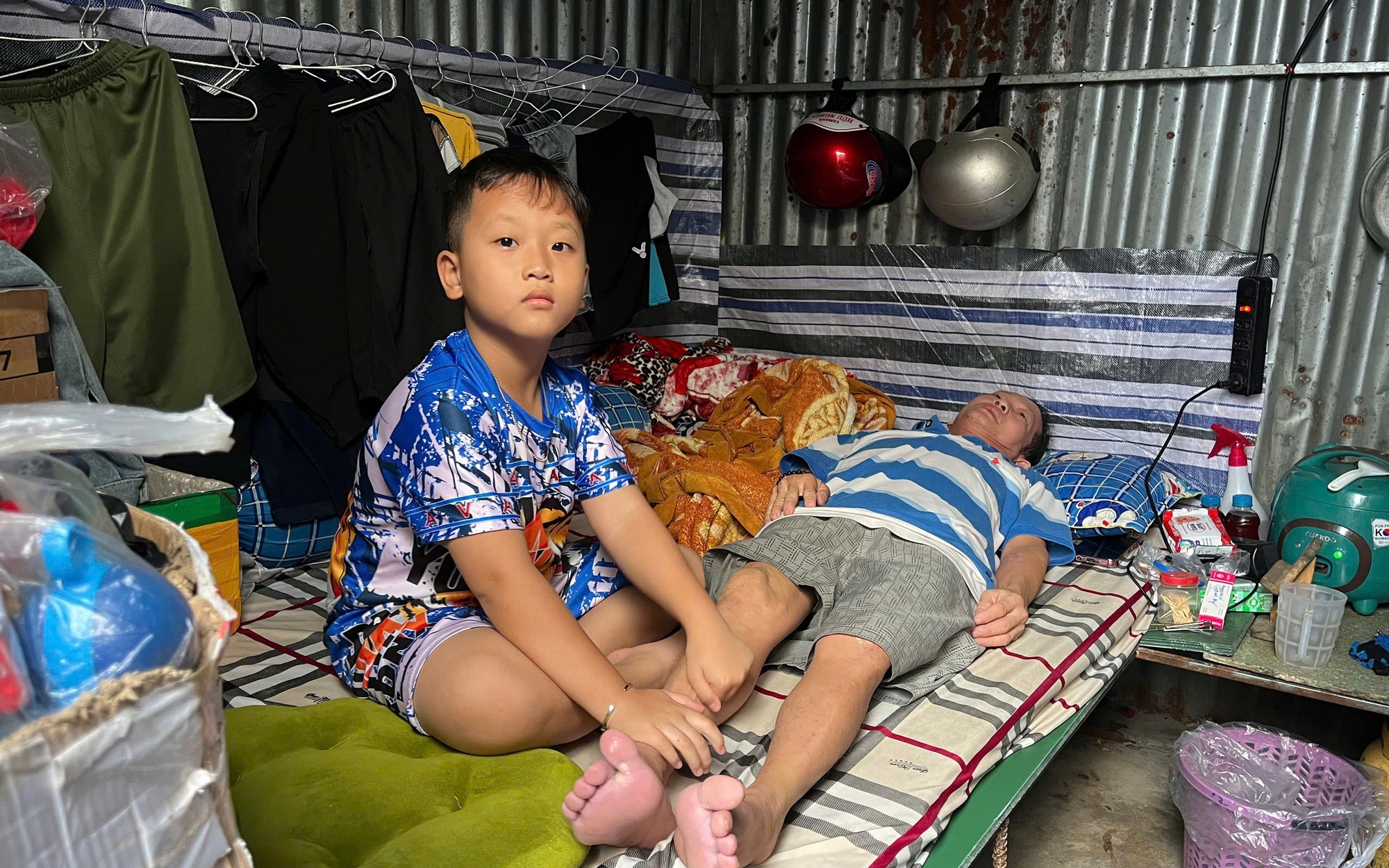 Hơn 60 triệu đồng tiếp sức bé trai 8 tuổi nuôi cha bệnh hiểm nghèo, mẹ bỏ đi