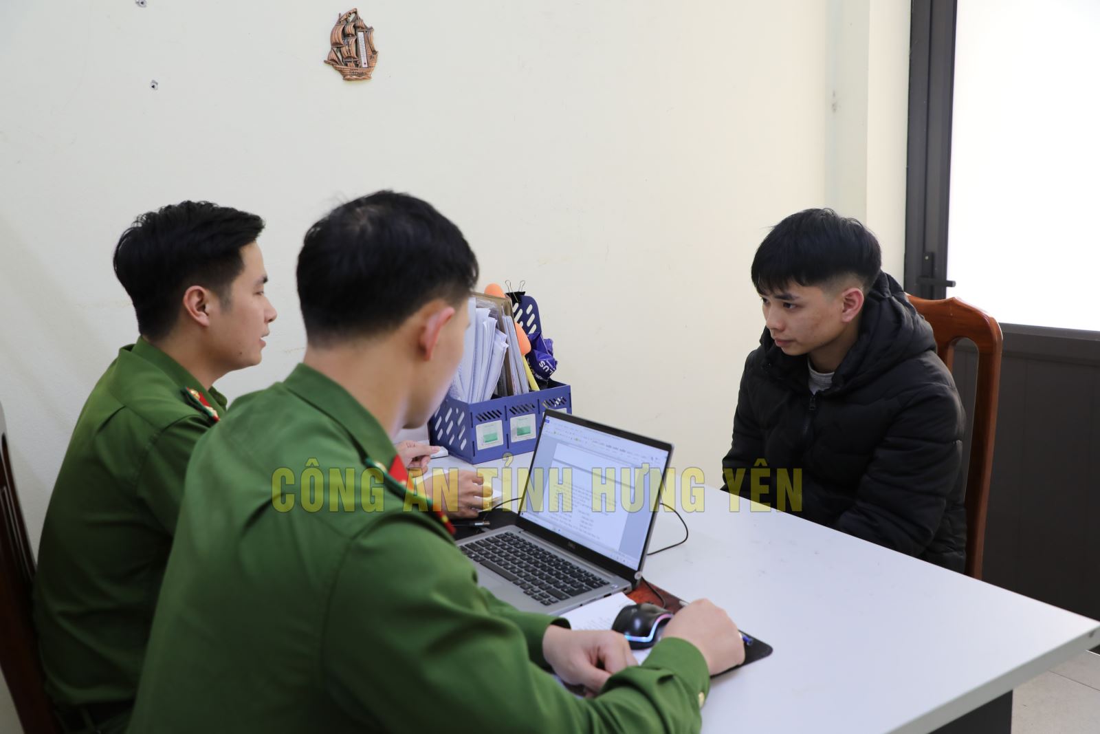 Trần Trung Hiểu bị bắt vì chống người thi hành công vụ và đâm gẫy chân đại úy công an - Ảnh 1.