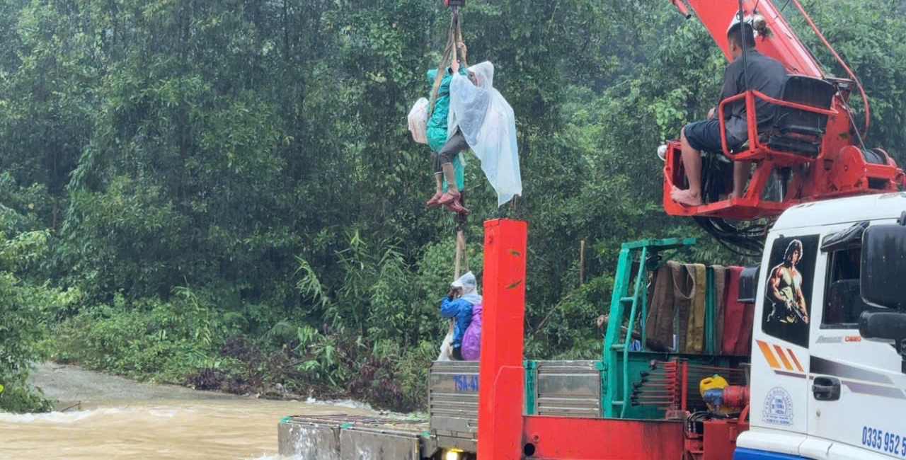 Giải cứu 6 người mắc kẹt b&ecirc;n d&ograve;ng nước lũ tại TP Huế - Ảnh 3.