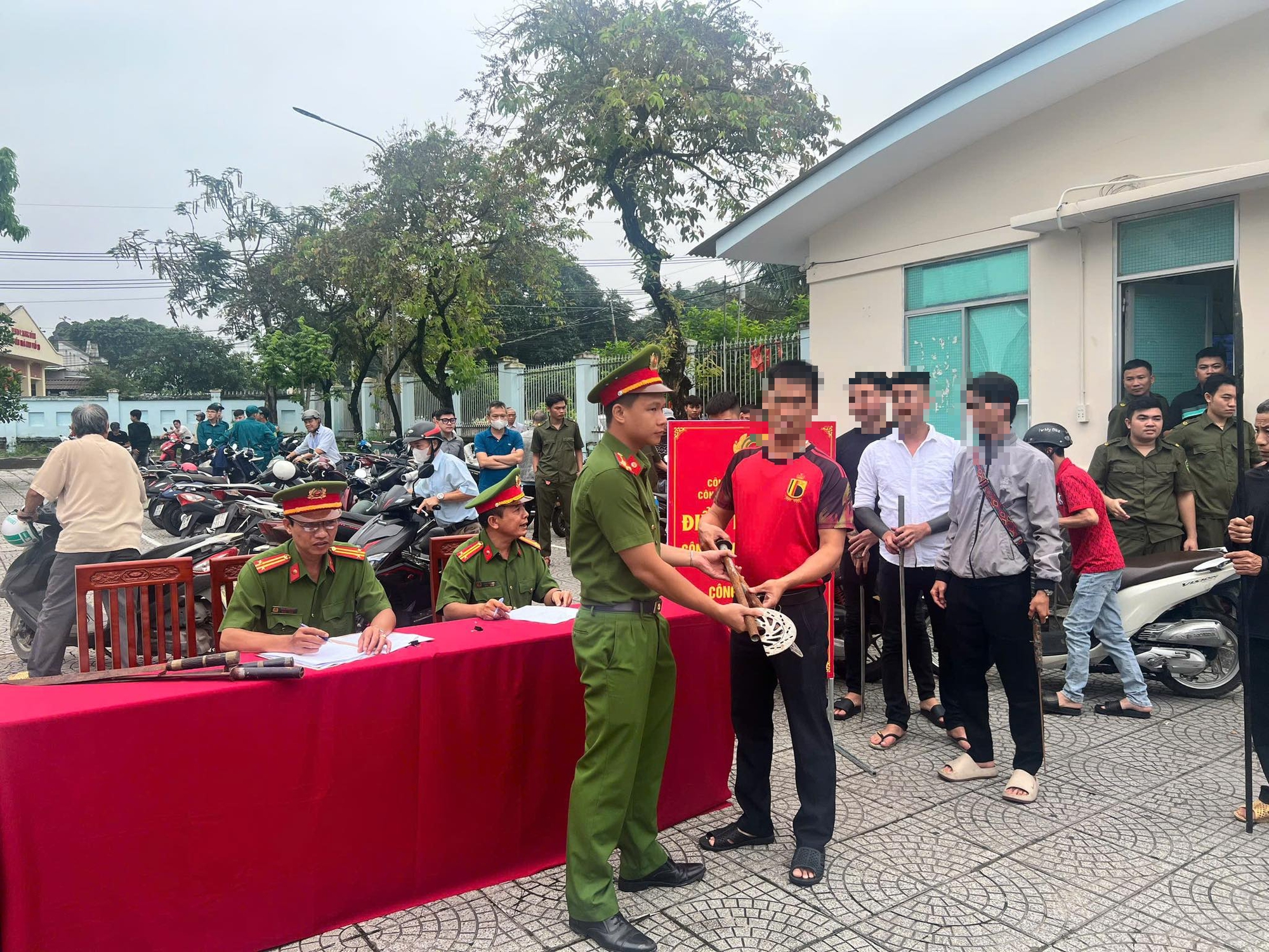 H&igrave;nh ảnh nhiều người d&acirc;n giao nộp vũ kh&iacute;, vật liệu nổ ở Đồng Nai - Ảnh 1.