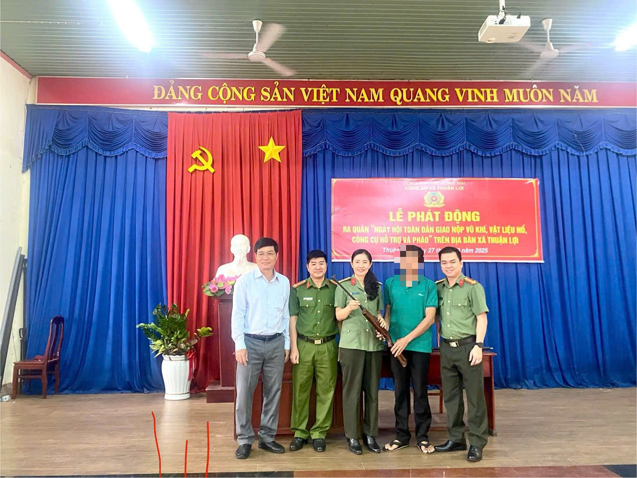 H&igrave;nh ảnh nhiều người d&acirc;n giao nộp vũ kh&iacute;, vật liệu nổ ở Đồng Nai - Ảnh 3.