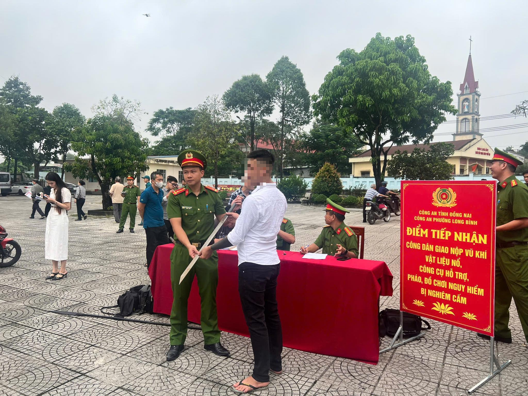 H&igrave;nh ảnh nhiều người d&acirc;n giao nộp vũ kh&iacute;, vật liệu nổ ở Đồng Nai - Ảnh 4.