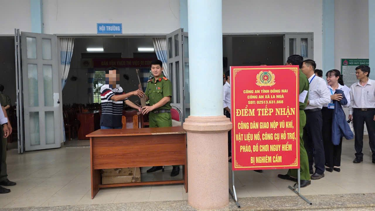 H&igrave;nh ảnh nhiều người d&acirc;n giao nộp vũ kh&iacute;, vật liệu nổ ở Đồng Nai - Ảnh 5.