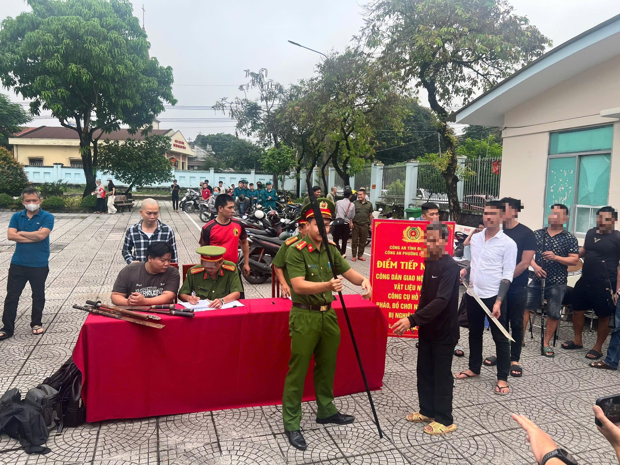 H&igrave;nh ảnh nhiều người d&acirc;n giao nộp vũ kh&iacute;, vật liệu nổ ở Đồng Nai - Ảnh 7.