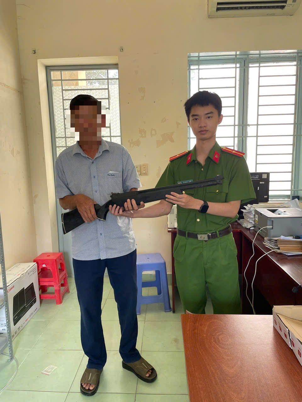 H&igrave;nh ảnh nhiều người d&acirc;n giao nộp vũ kh&iacute;, vật liệu nổ ở Đồng Nai - Ảnh 8.