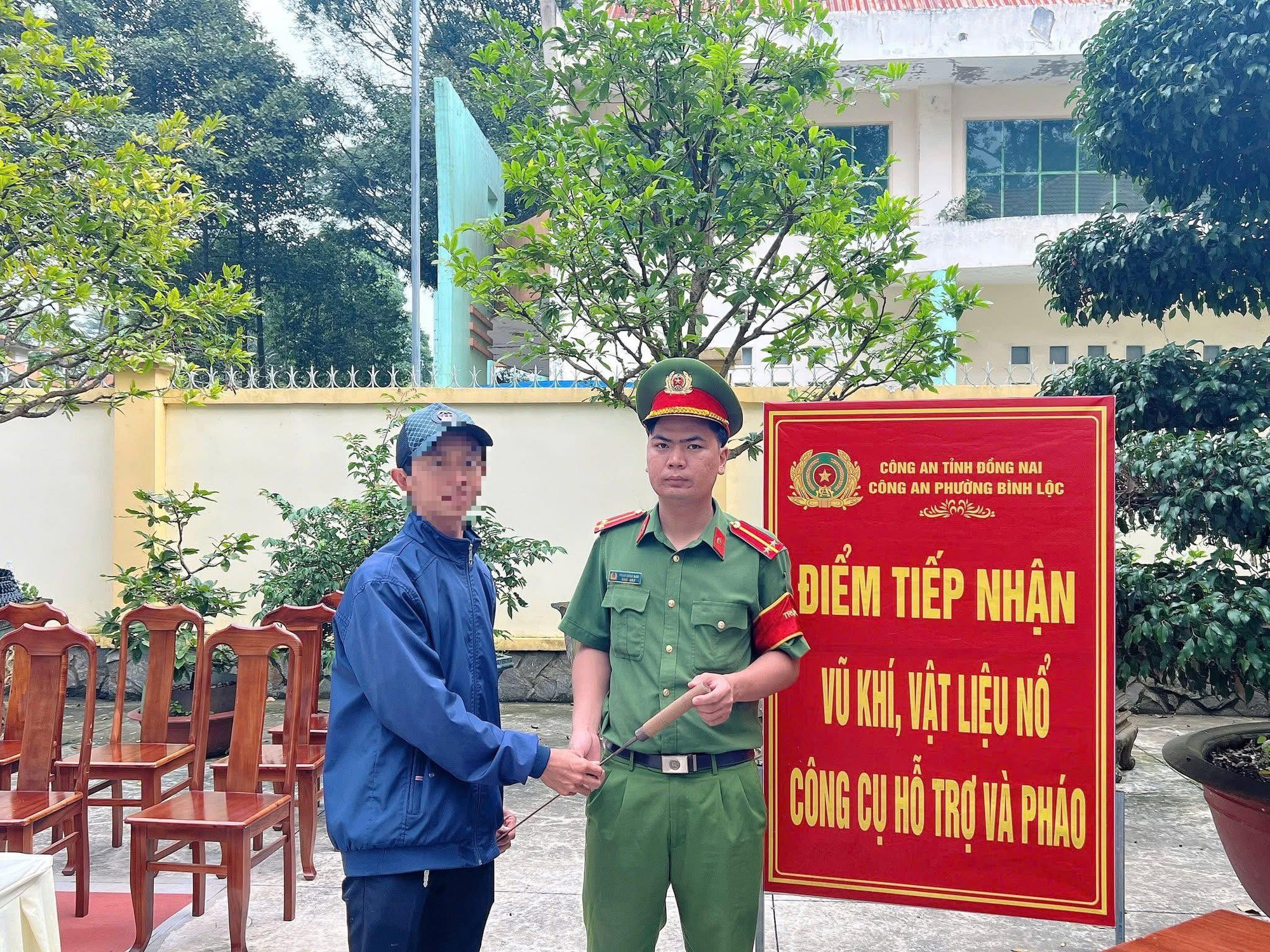 H&igrave;nh ảnh nhiều người d&acirc;n giao nộp vũ kh&iacute;, vật liệu nổ ở Đồng Nai - Ảnh 10.