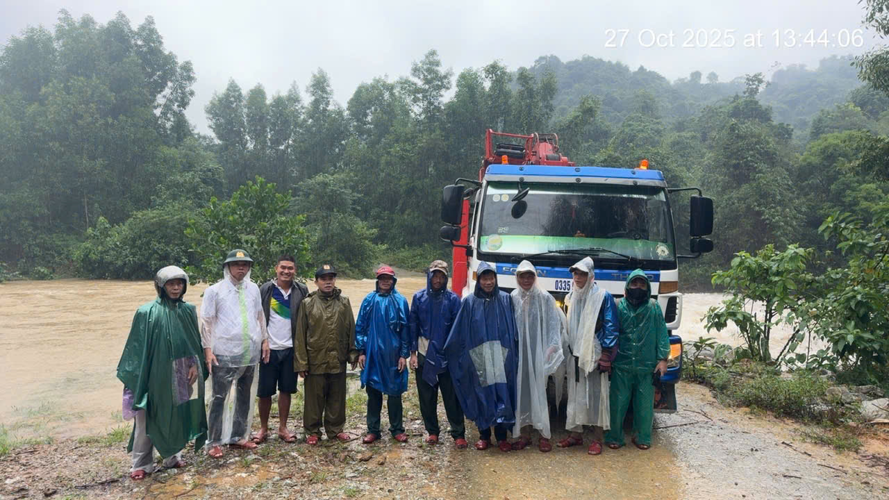 Giải cứu 6 người mắc kẹt b&ecirc;n d&ograve;ng nước lũ tại TP Huế - Ảnh 4.