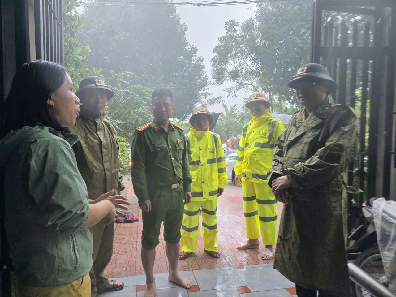 Giải cứu 6 người mắc kẹt b&ecirc;n d&ograve;ng nước lũ tại TP Huế - Ảnh 5.