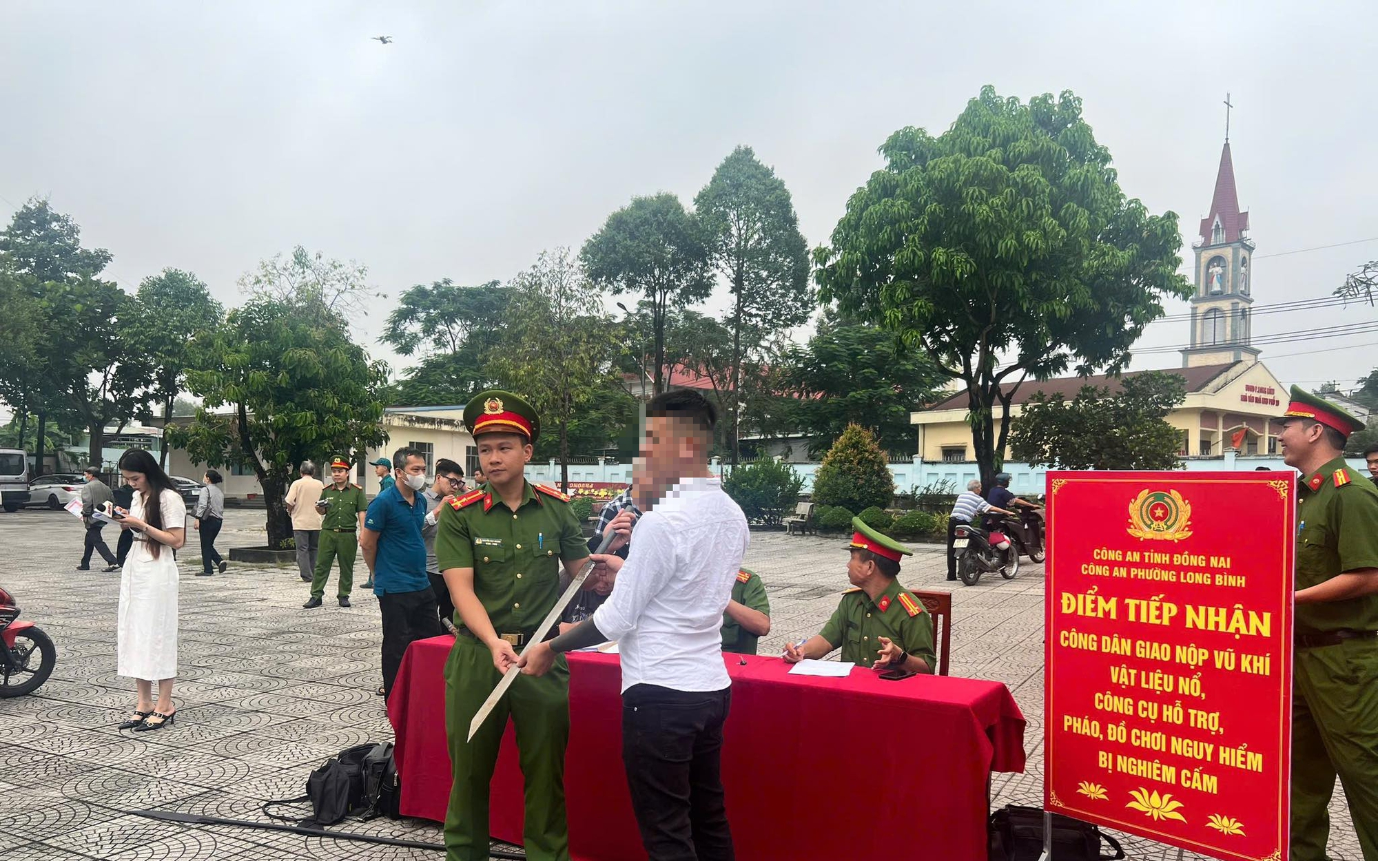 Hình ảnh nhiều người dân giao nộp vũ khí ở Đồng Nai
