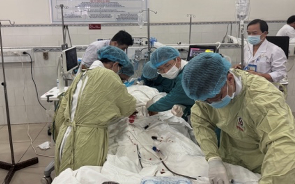Điều kỳ diệu đến với cụ b&agrave; ngưng tim, huyết &aacute;p bằng 0 khi c&ograve;n c&aacute;ch bệnh viện 5 ph&uacute;t  - Ảnh 1.