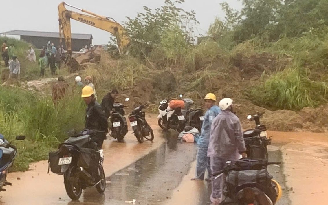 NÓNG: Đèo Đại Ninh bị sạt lở nghiêm trọng, Quốc lộ 28B chia cắt hoàn toàn