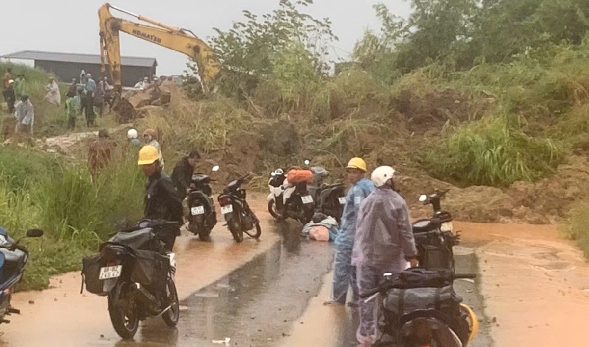 Sạt lở nghi&ecirc;m trọng tr&ecirc;n QL28B (Đ&egrave;o Đại Ninh), giao th&ocirc;ng t&ecirc; liệt - Ảnh 1.