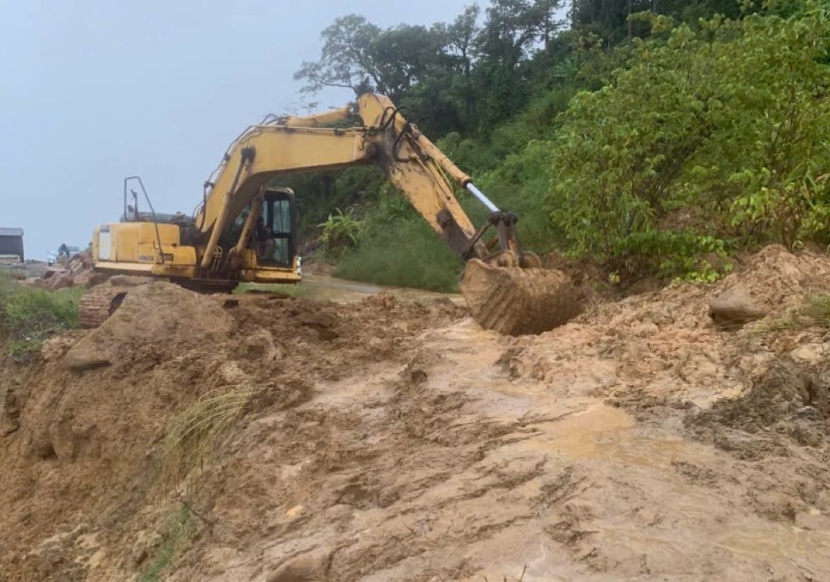 Sạt lở nghi&ecirc;m trọng tr&ecirc;n QL28B (Đ&egrave;o Đại Ninh), giao th&ocirc;ng t&ecirc; liệt - Ảnh 2.