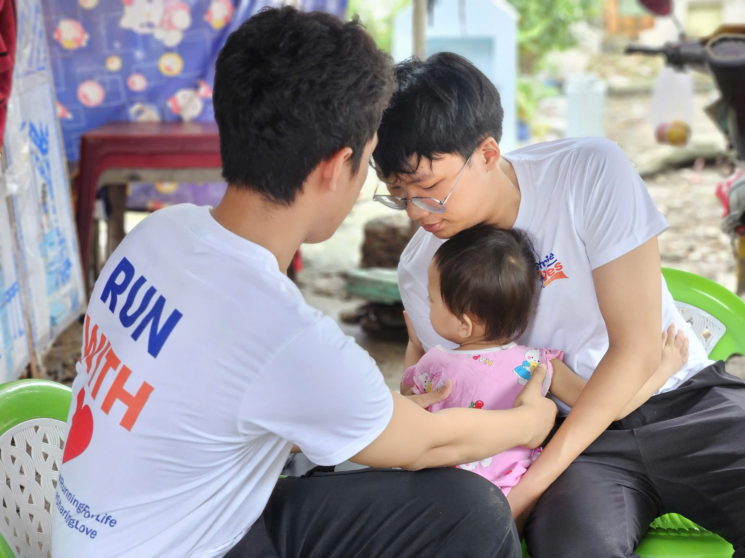 Nhóm học sinh tổ chức giải chạy, quyên góp tiền cho 3 em nhỏ mồ côi - Ảnh 1.