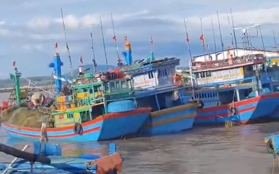 Thót tim cứu 7 tàu cá trôi tự do giữa cửa cảng Phan Thiết