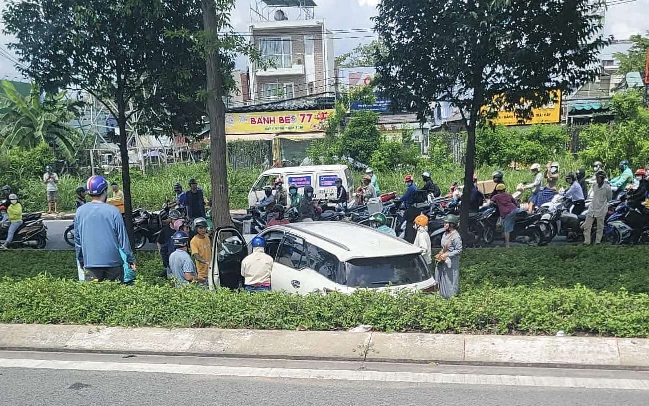 Ô tô lao xuống bãi cỏ vệ đường, tông cây xanh ở TP HCM