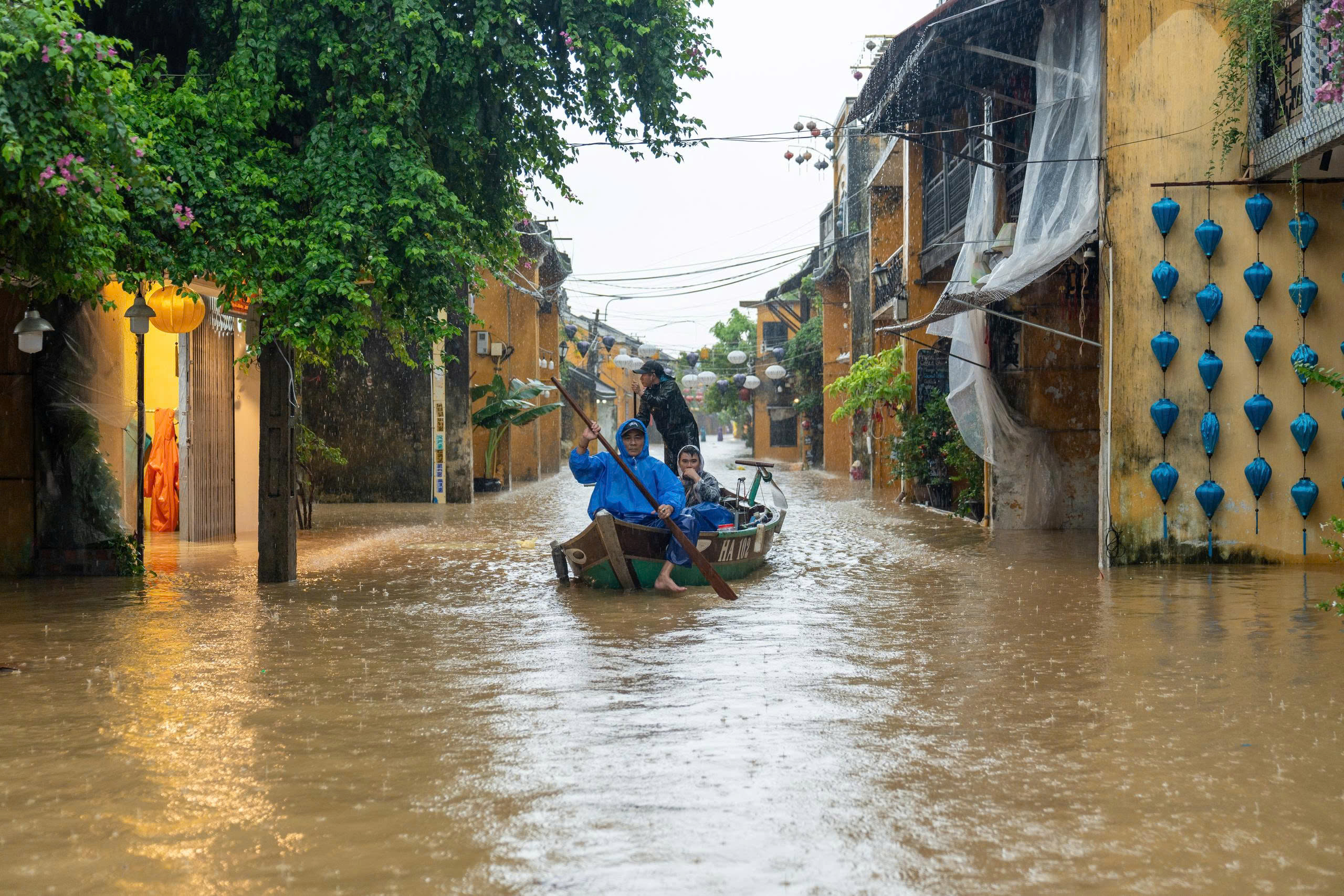 Phố cổ Hội An ngập nặng - Ảnh 16.