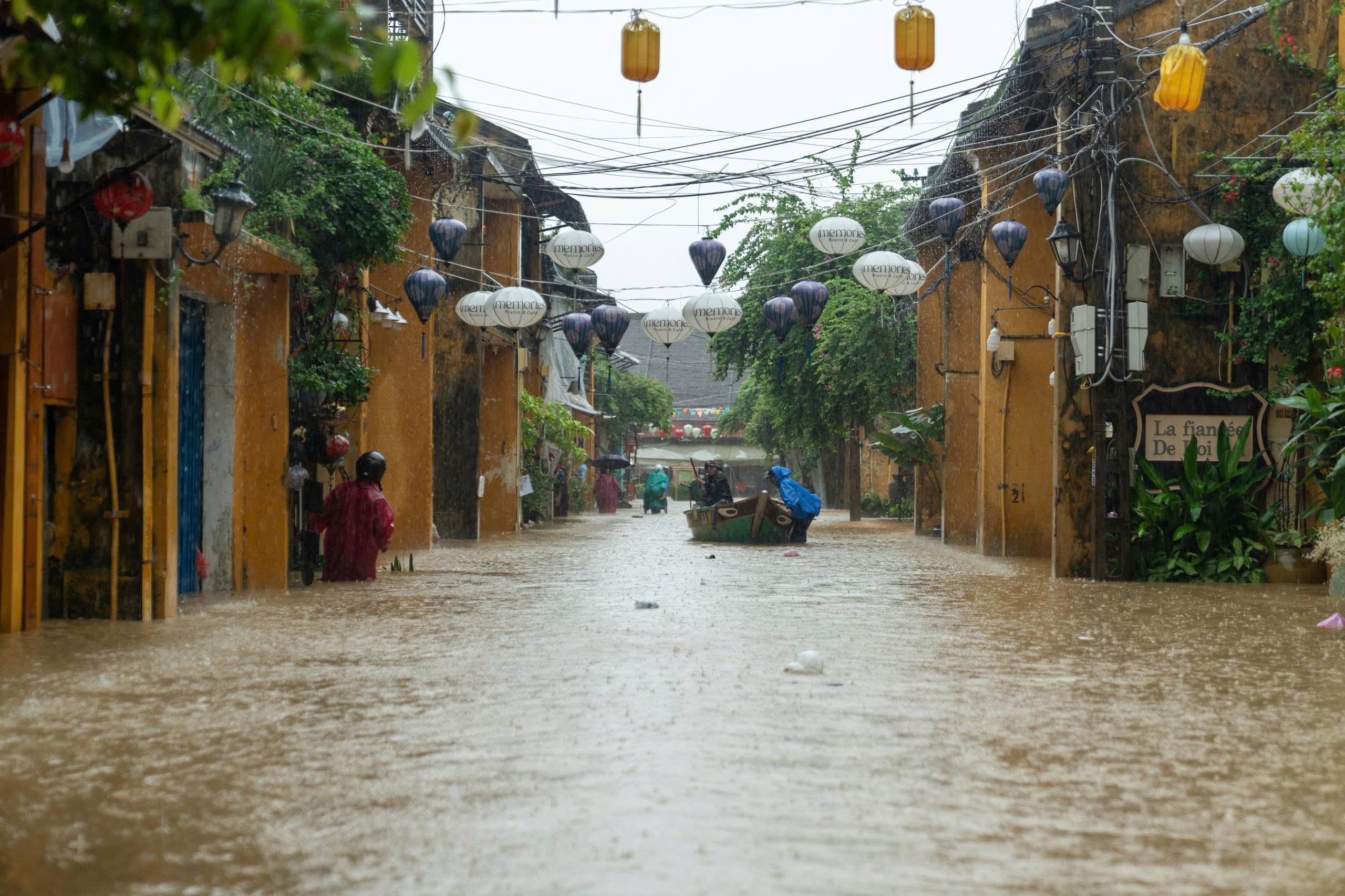 Phố cổ Hội An ngập nặng - Ảnh 18.