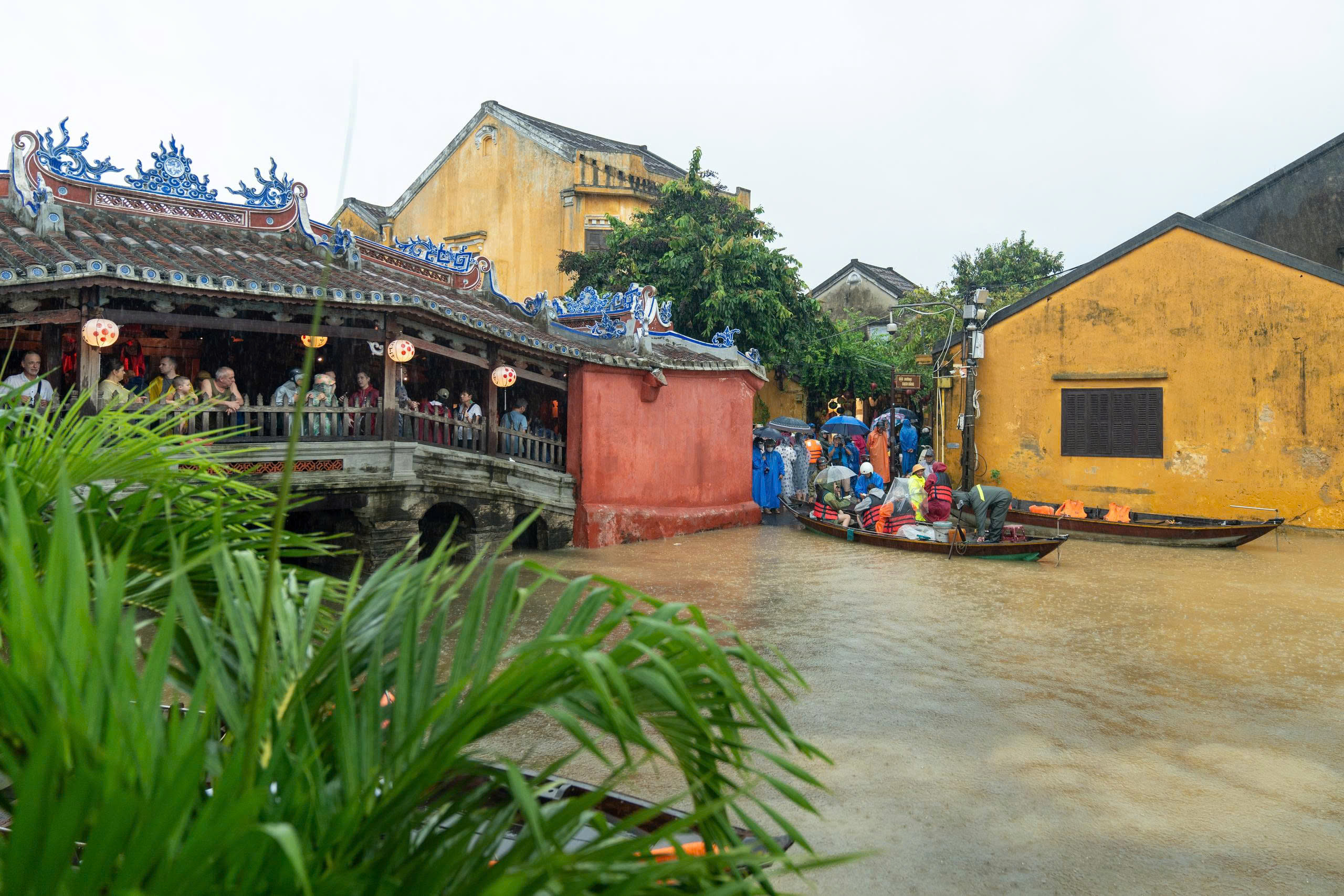 Phố cổ Hội An ngập nặng - Ảnh 8.