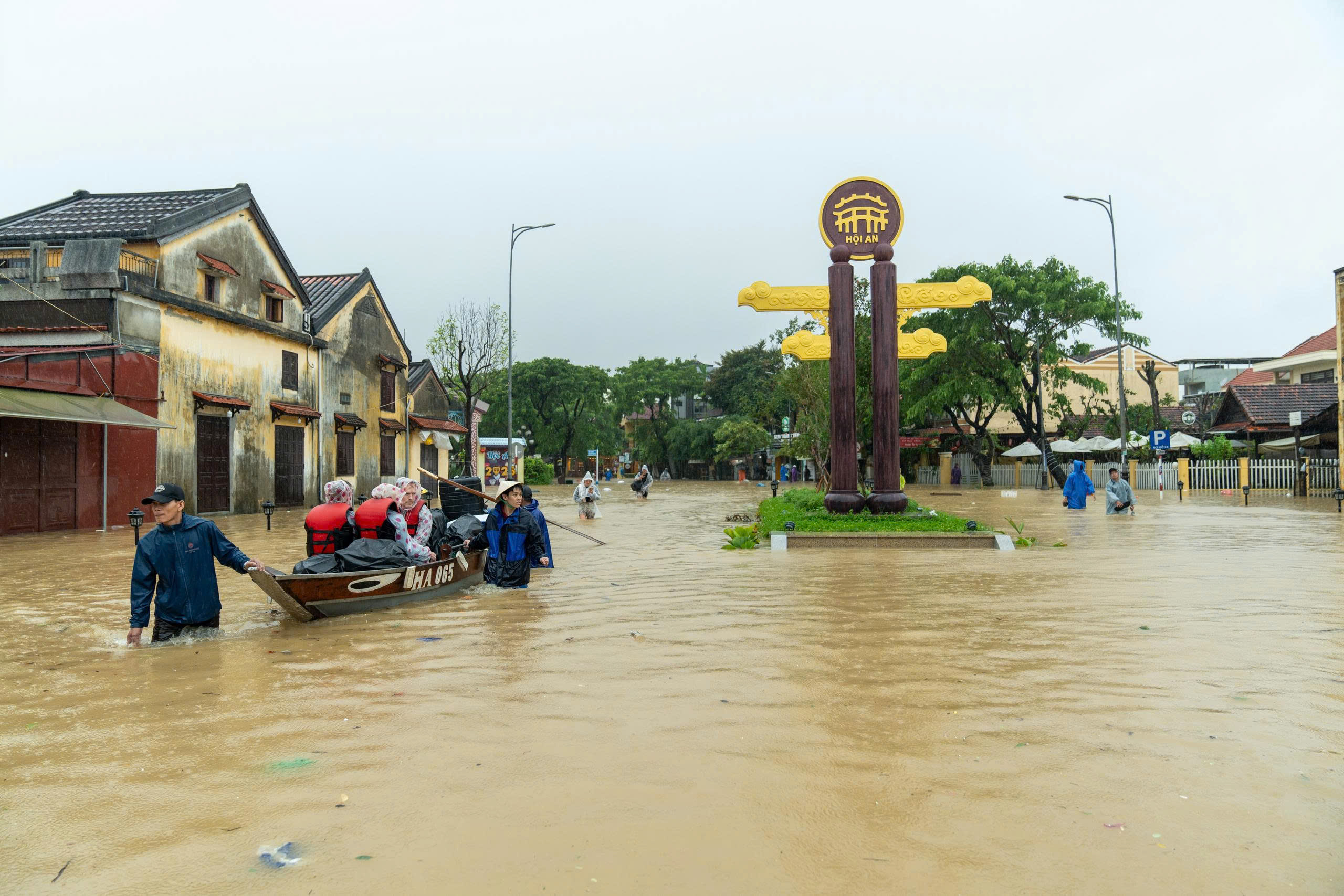 Phố cổ Hội An ngập nặng - Ảnh 30.