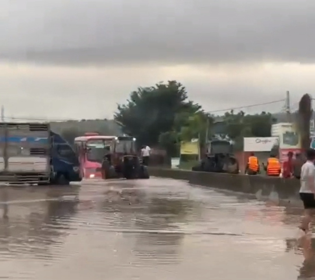 Quốc lộ 1 ngập s&acirc;u, xe cộ t&ecirc; liệt v&igrave; nước s&ocirc;ng Lũy d&acirc;ng cao - Ảnh 2.