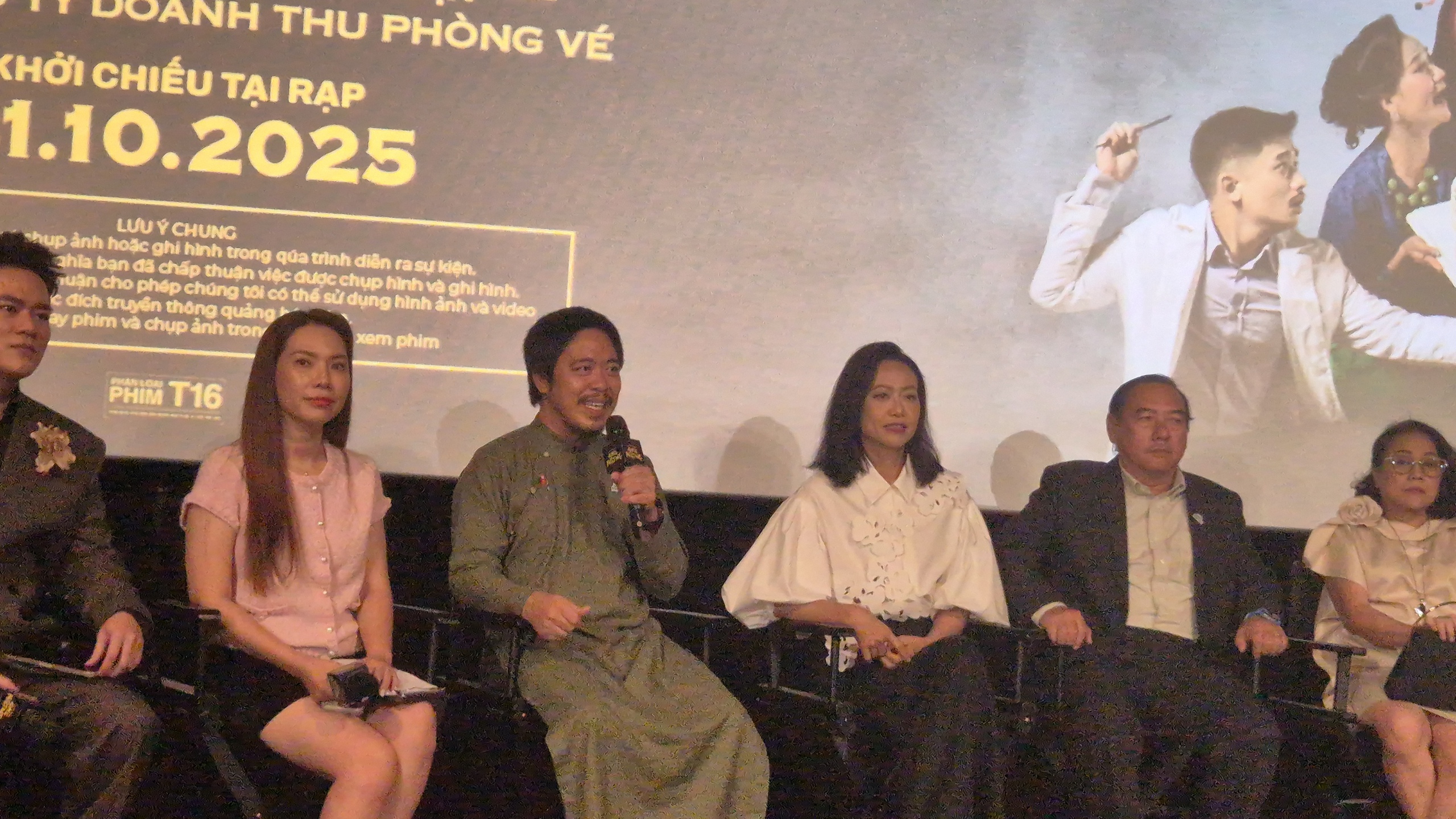 Nghệ sĩ &Aacute;i Như thấy th&uacute; vị khi nằm trong quan t&agrave;i - Ảnh 2.