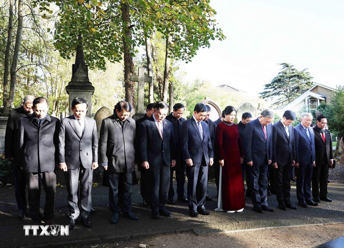 Tổng Bí thư Tô Lâm viếng mộ Karl Marx tại nghĩa trang Highgate, thủ đô London - Ảnh 2.