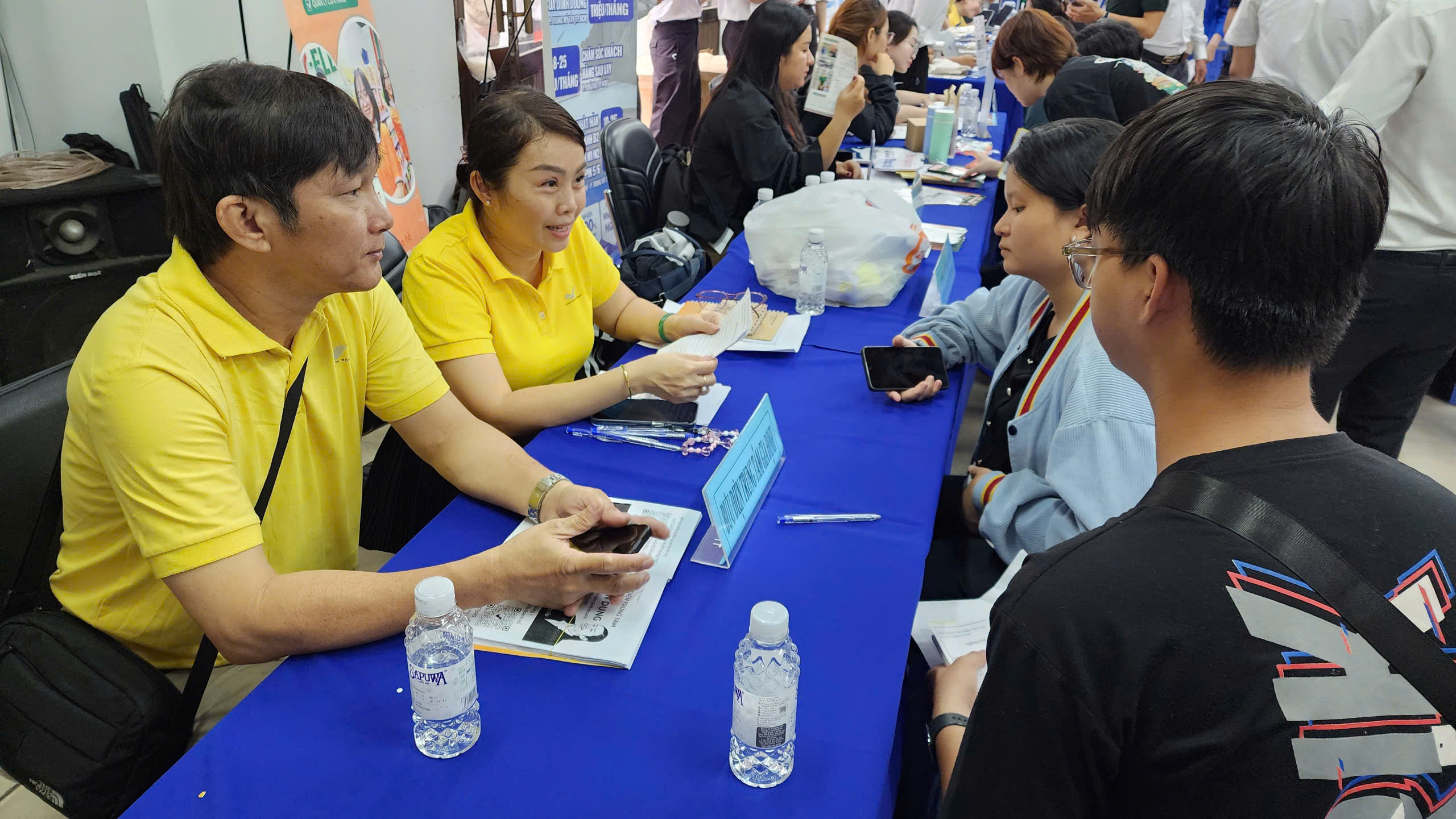 Doanh nghiệp TP HCM &ldquo;đỏ mắt&rdquo; t&igrave;m lao động phổ th&ocirc;ng - Ảnh 1.