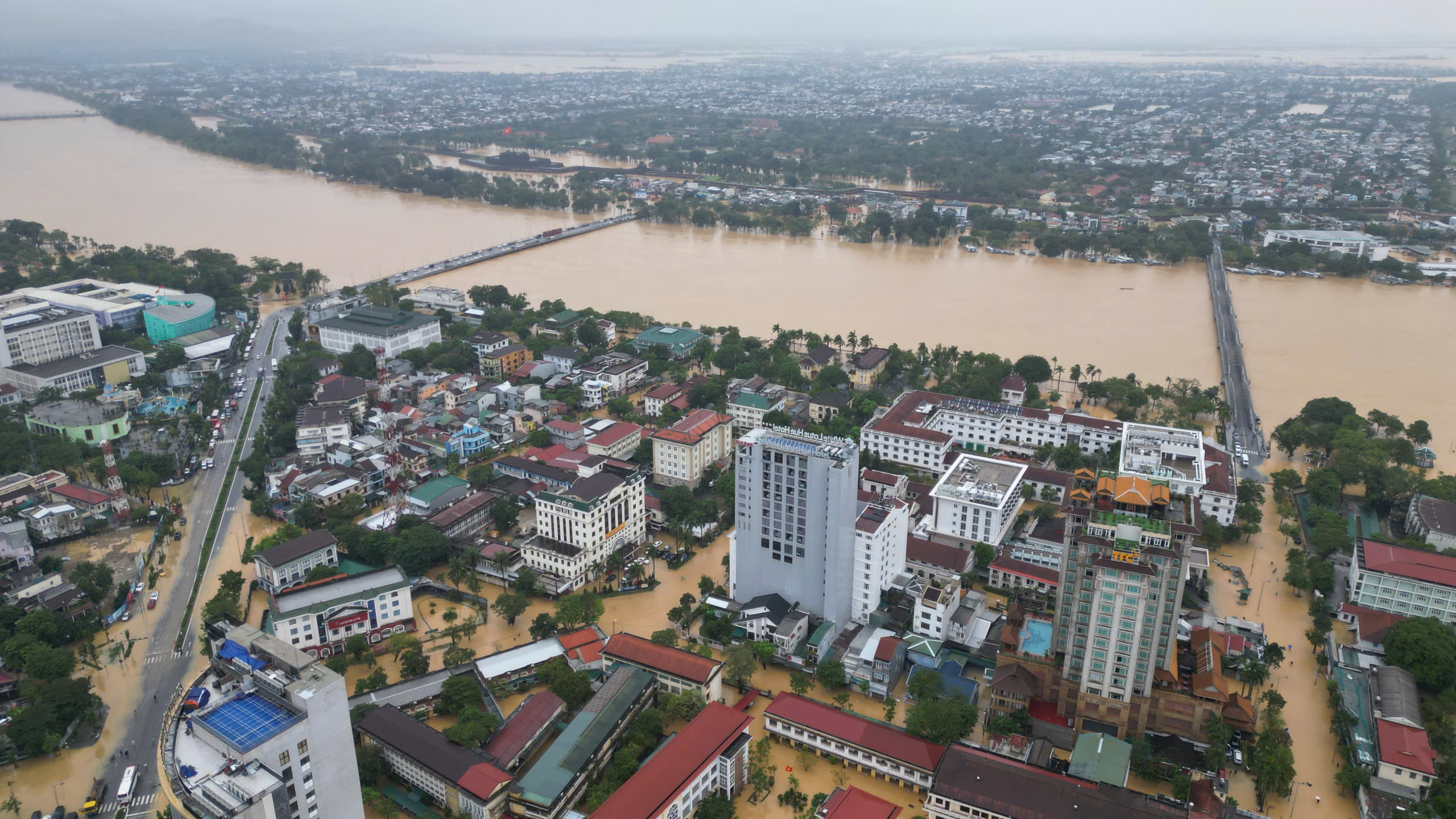Mưa lớn g&acirc;y thiệt hại nặng nề tại miền Trung việt nam , 4 người chết - Ảnh 1.