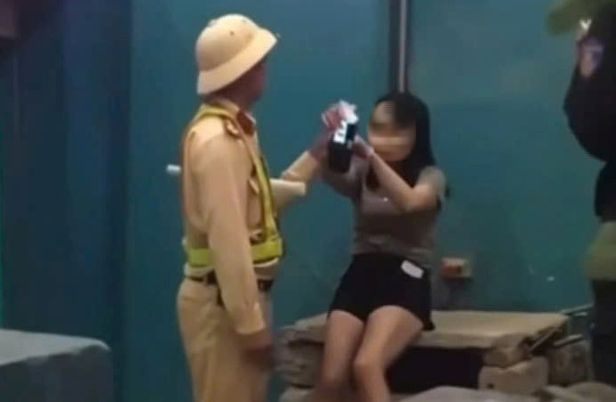 VIDEO: Nữ t&agrave;i xế hất văng m&aacute;y đo nồng độ cồn của lực lượng CSGT - Ảnh 1.