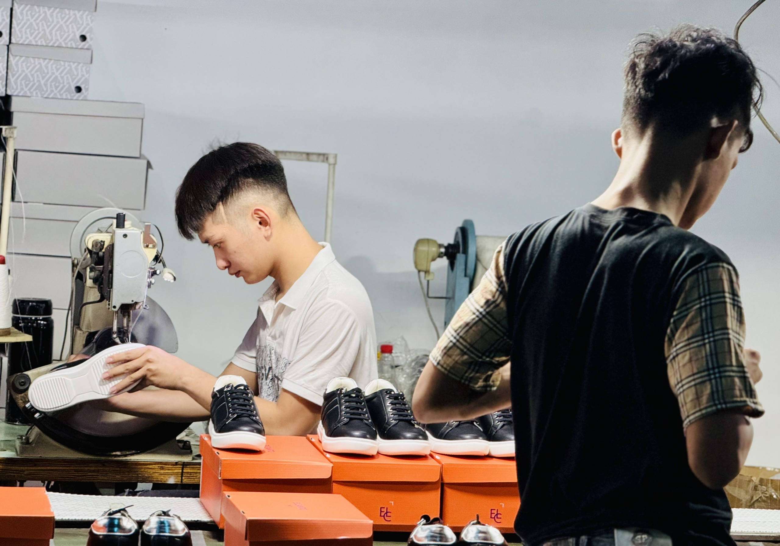 Doanh nghiệp TP HCM &ldquo;đỏ mắt&rdquo; t&igrave;m lao động phổ th&ocirc;ng - Ảnh 4.
