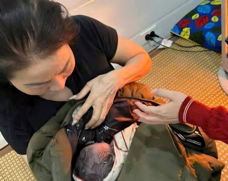 T&igrave;m người th&acirc;n của b&eacute; sơ sinh bị bỏ rơi cạnh bờ mương, người t&iacute;m t&aacute;i - Ảnh 1.