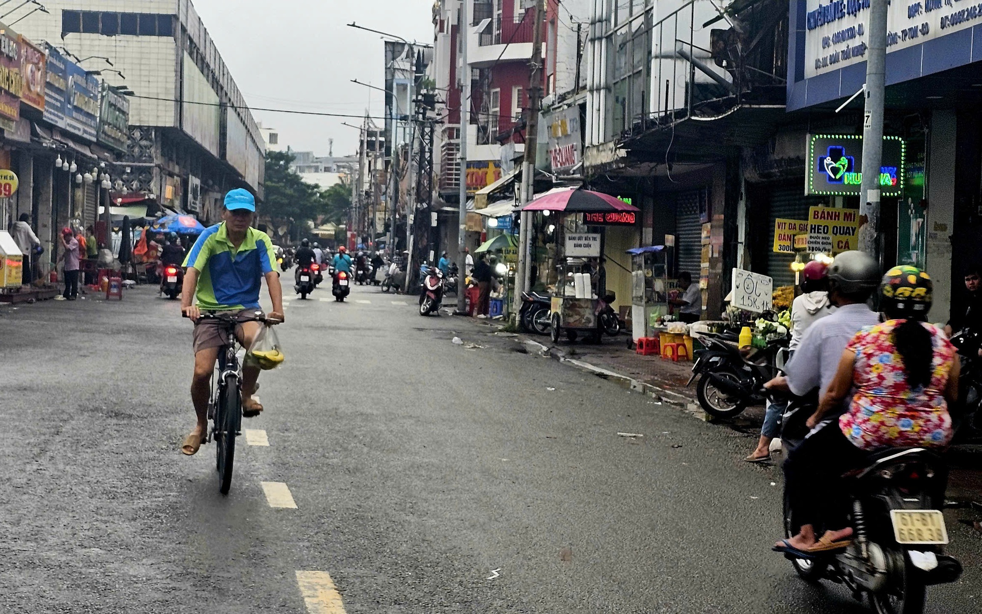 Hình ảnh chợ Thủ Dầu Một sáng 28-10, tiểu thương vui mừng sau những ngày căng thẳng