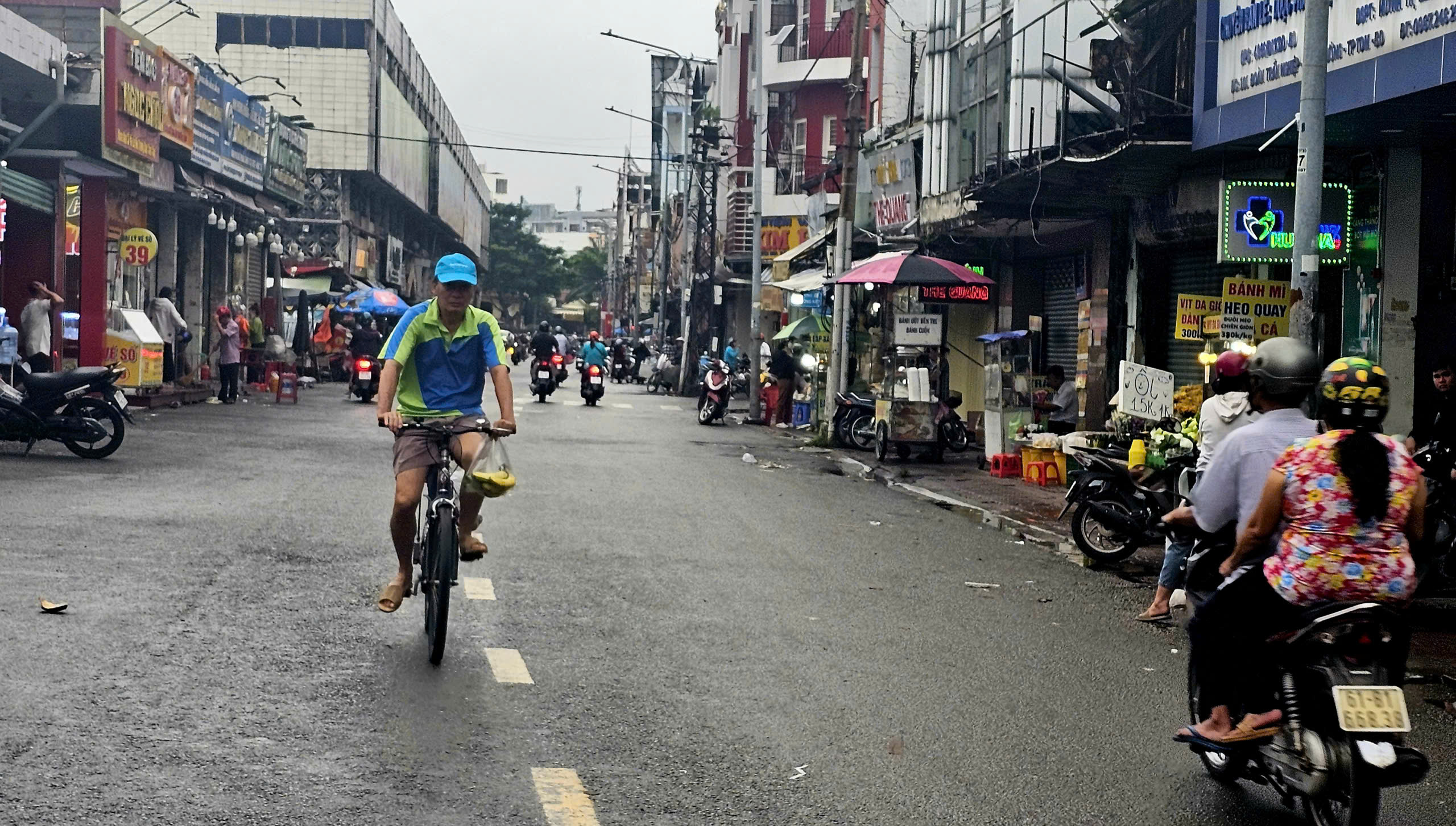 Hình ảnh khác lạ tại chợ Thủ Dầu Một sáng 28-10 - Ảnh 3.