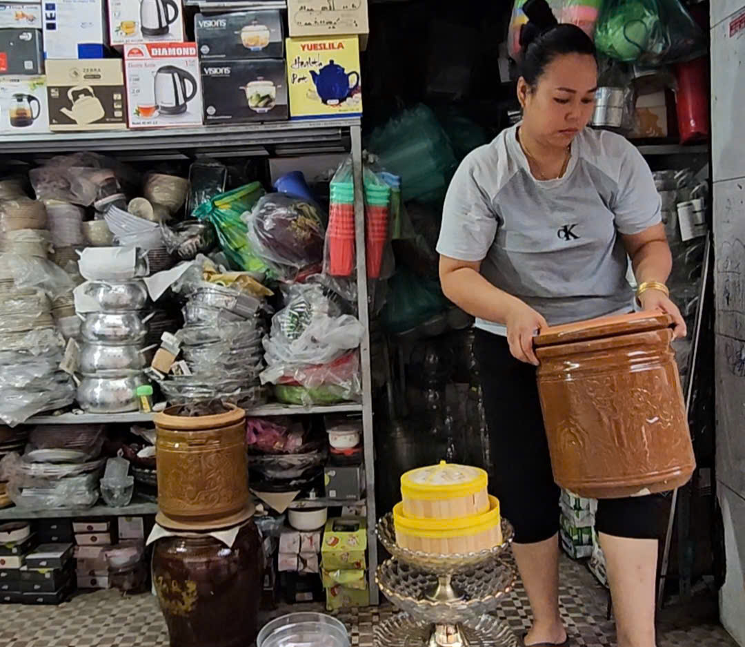Hình ảnh khác lạ tại chợ Thủ Dầu Một sáng 28-10 - Ảnh 5.