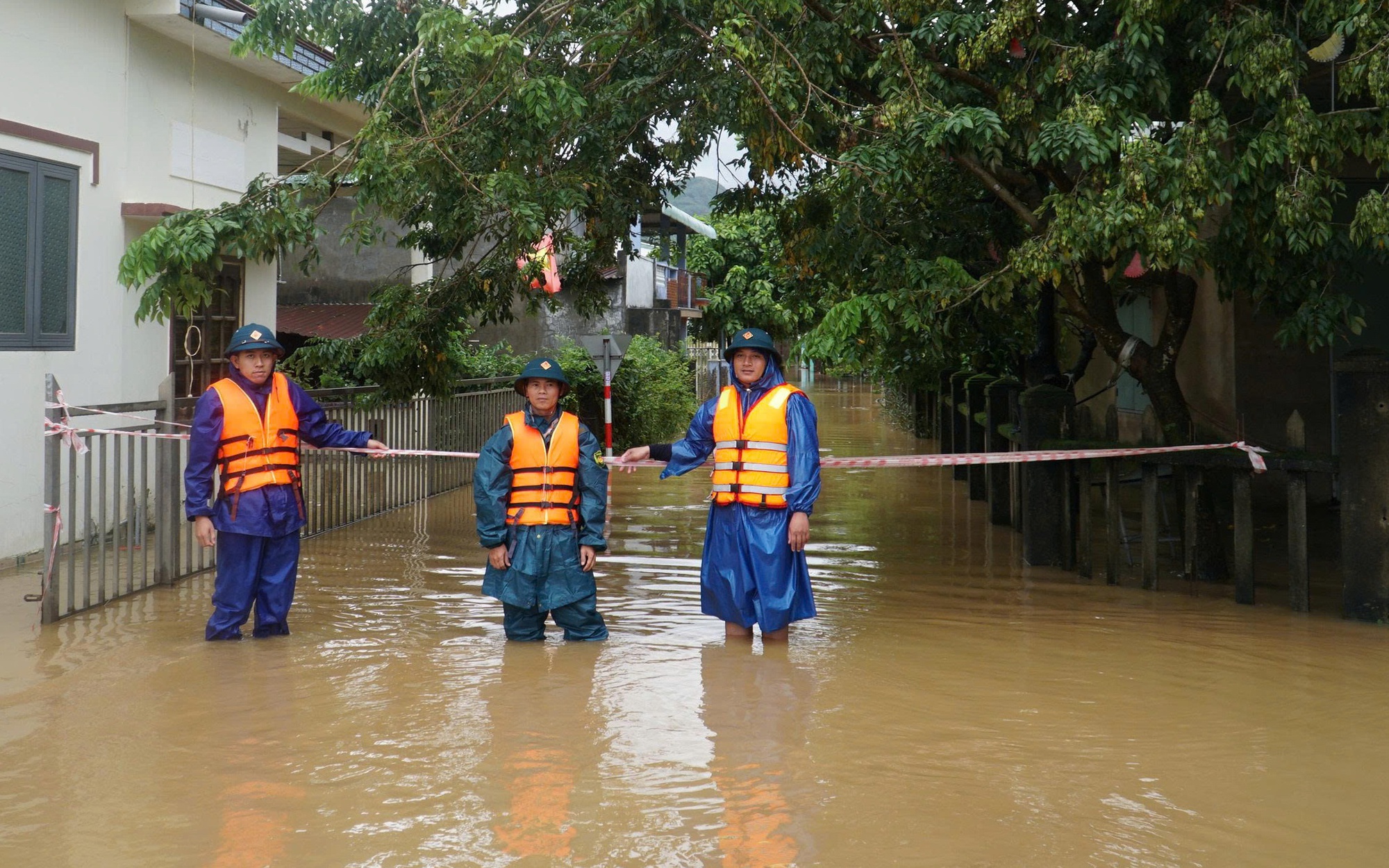 Băng qua dòng nước lũ về nhà, một nữ công nhân ở Đà Nẵng tử vong