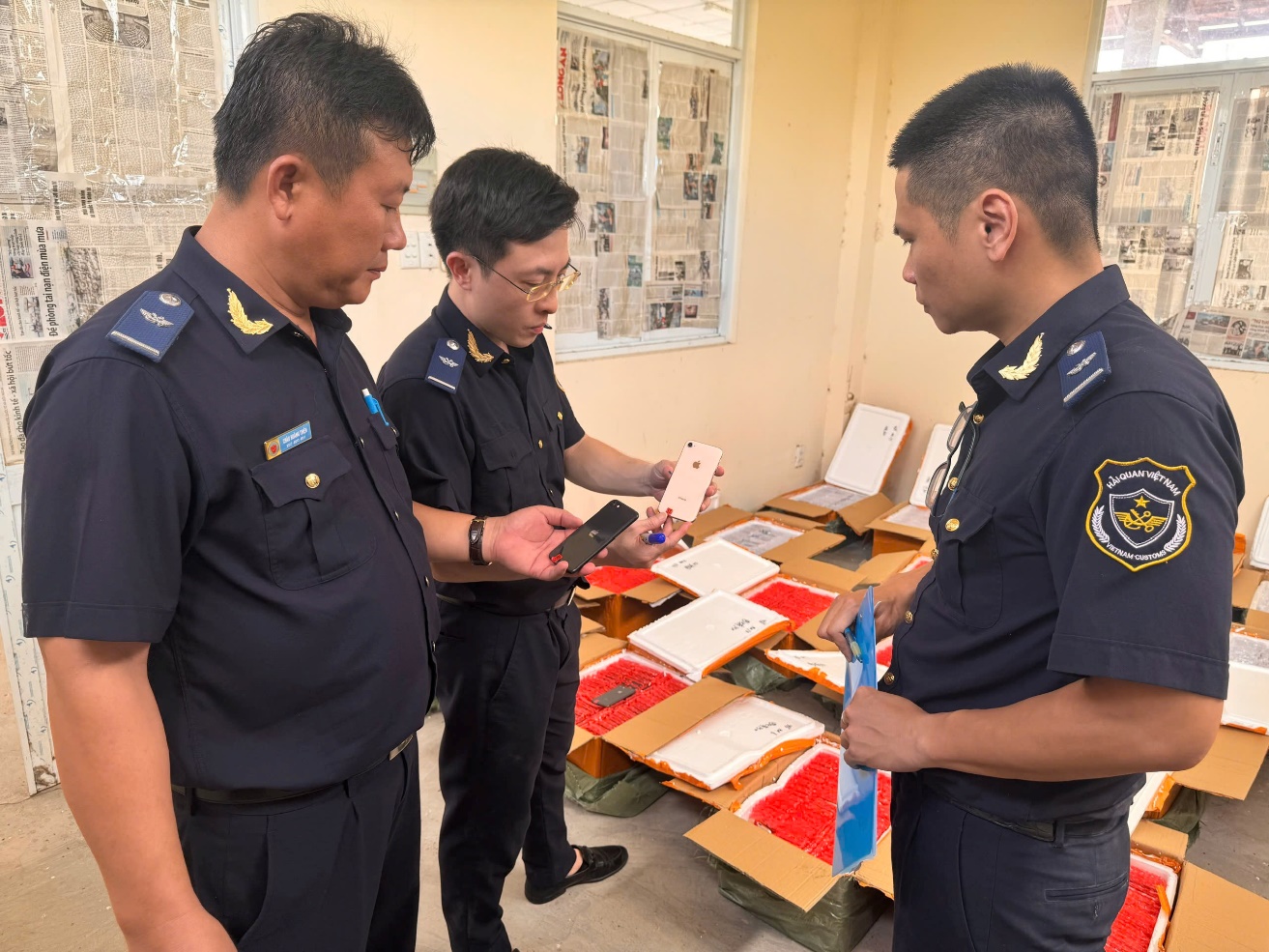 Hải quan đẩy mạnh tấn c&ocirc;ng trấn &aacute;p tội phạm bu&ocirc;n lậu, gian lận thương mại - Ảnh 1.
