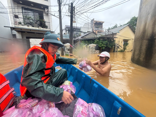 Miền Trung thiệt hại nặng do mưa lũ, sạt lở khắp nơi - Ảnh 3.