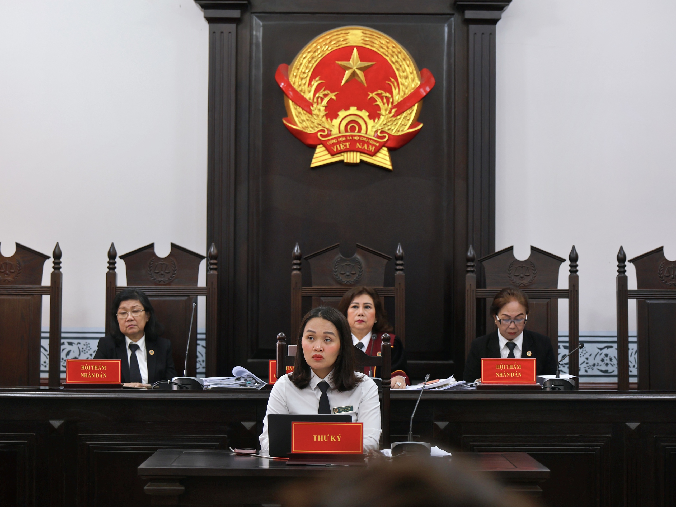 Mẹ kế của cố diễn vi&ecirc;n, người mẫu Đức Tiến bất ngờ cho lời khai tại to&agrave; - Ảnh 1.