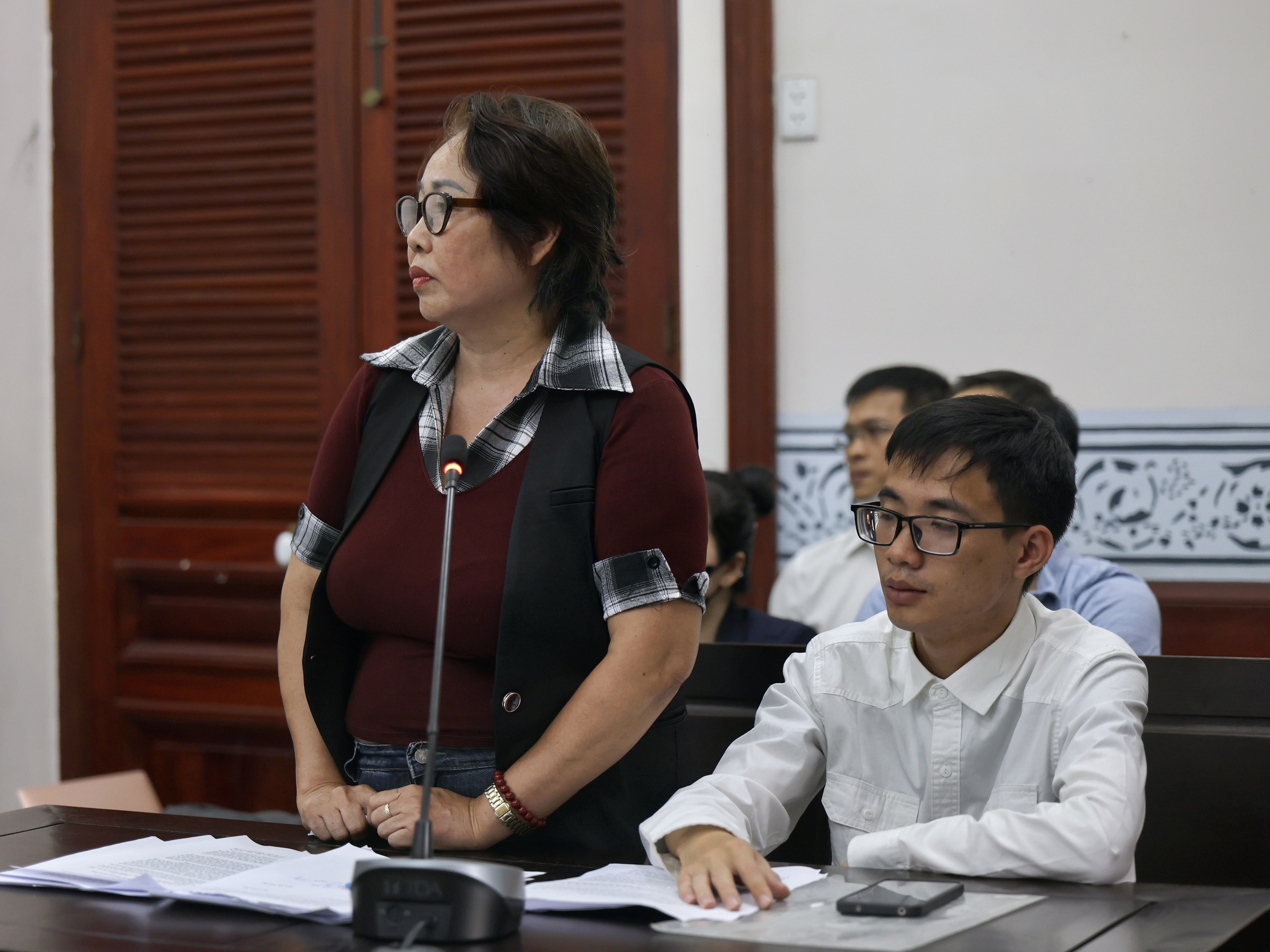 Mẹ kế của cố diễn vi&ecirc;n, người mẫu Đức Tiến bất ngờ cho lời khai tại to&agrave; - Ảnh 2.