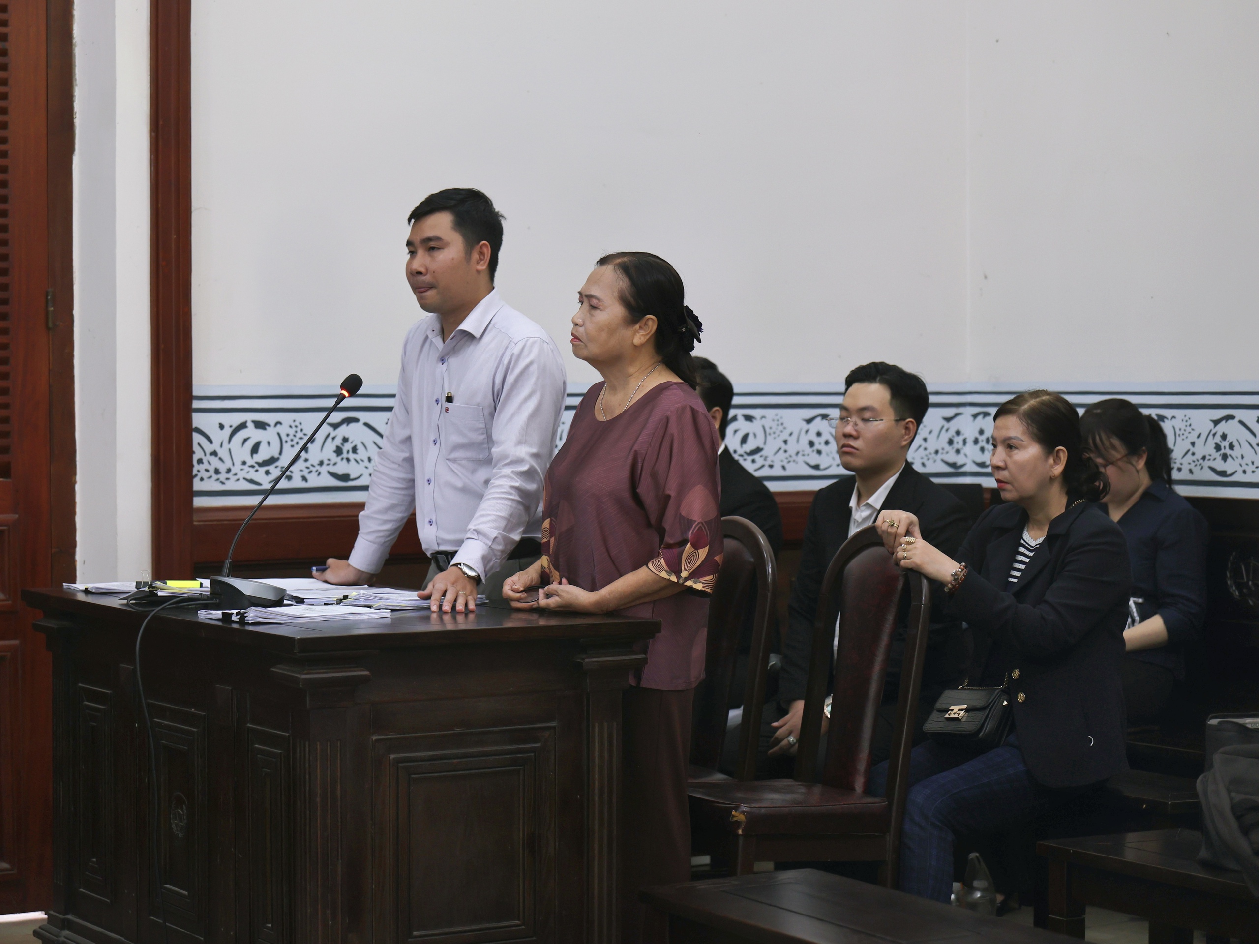 Mẹ kế của cố diễn vi&ecirc;n, người mẫu Đức Tiến bất ngờ cho lời khai tại to&agrave; - Ảnh 3.