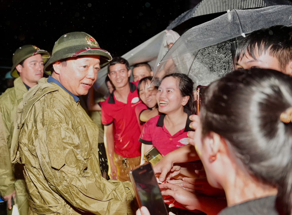 Phó Thủ tướng Trần Hồng Hà: Không để người dân vùng lũ bị đói, rét - Ảnh 1.