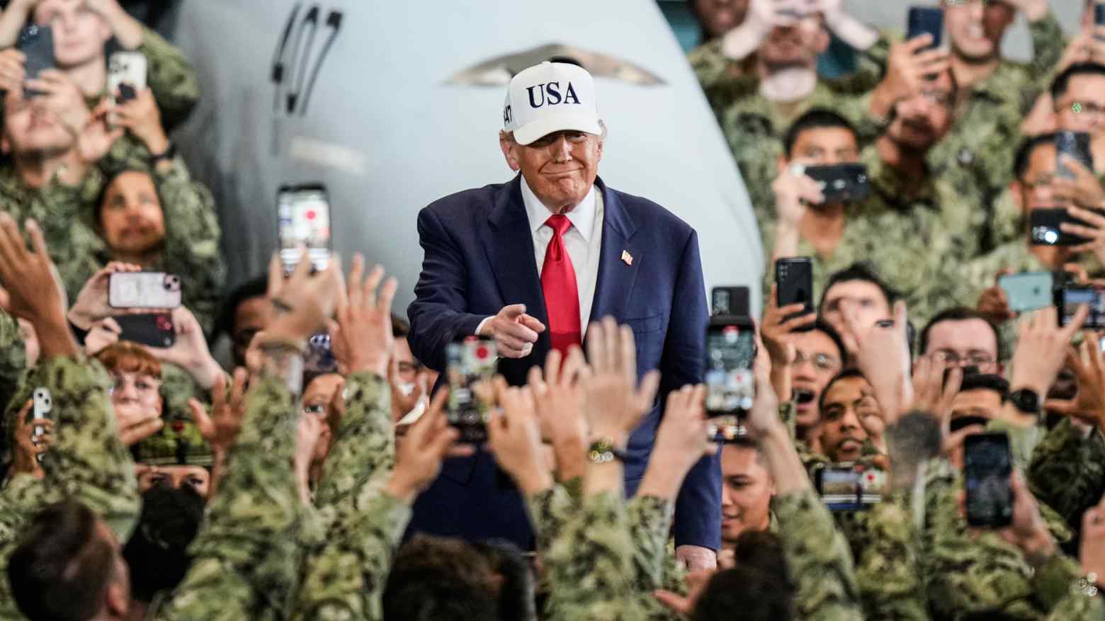 Ông Donald Trump cùng Thủ tướng Nhật Bản lên tàu sân bay - Ảnh 1.