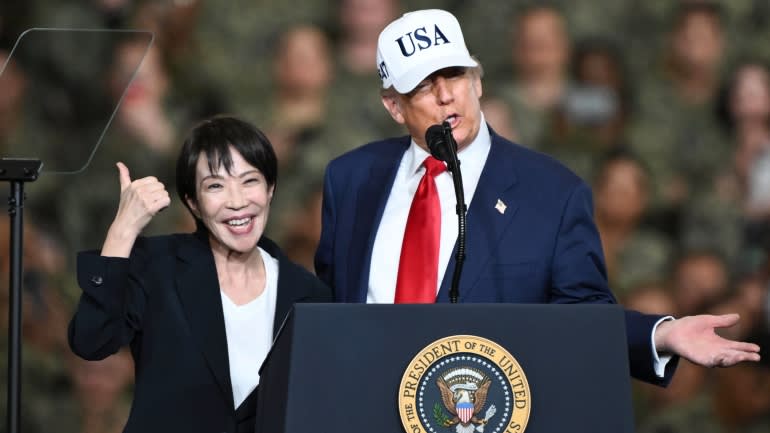 Ông Donald Trump cùng Thủ tướng Nhật Bản lên tàu sân bay - Ảnh 2.