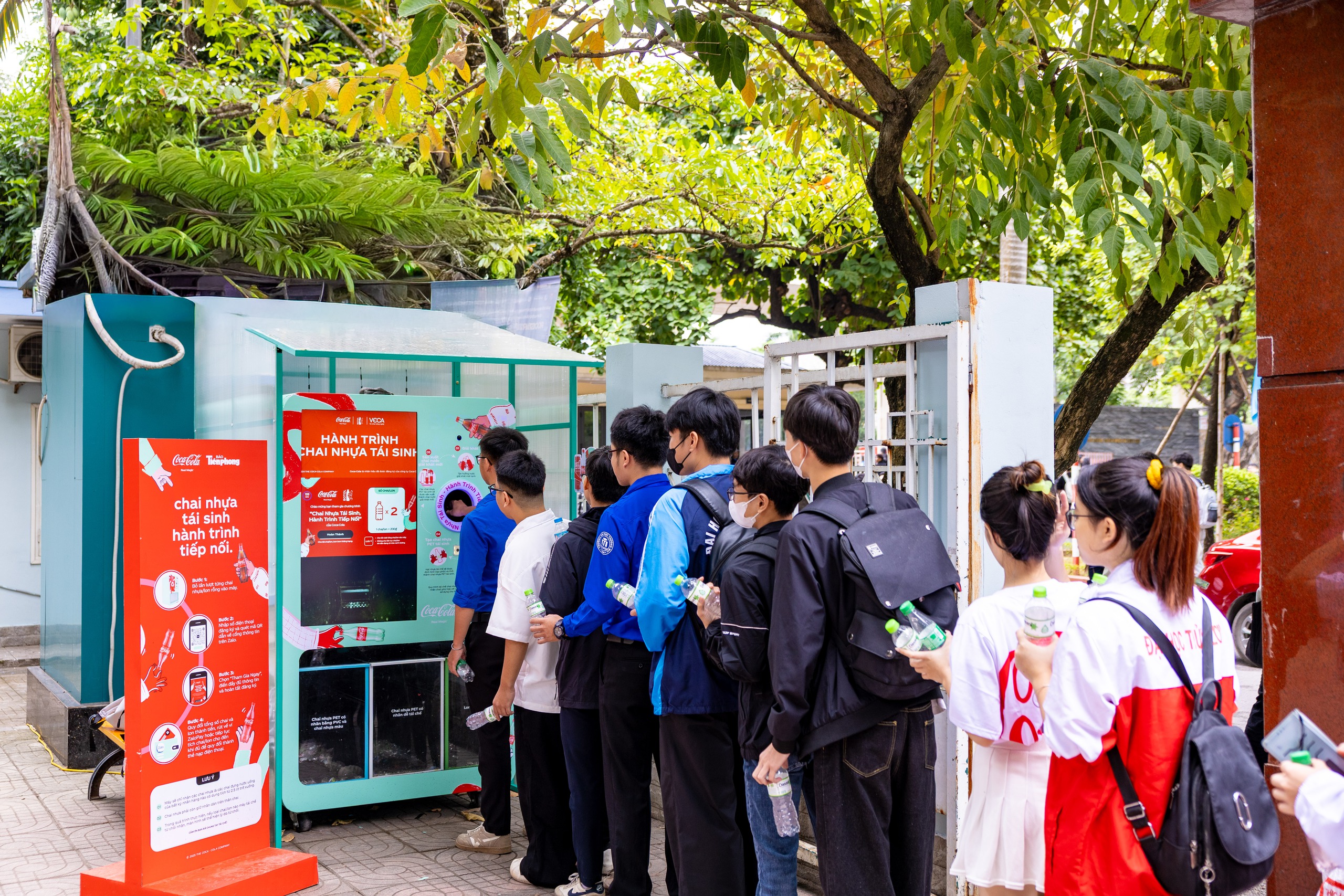Coca-Cola triển khai chương tr&igrave;nh "Chai nhựa t&aacute;i sinh, h&agrave;nh tr&igrave;nh tiếp nối" - Ảnh 1.