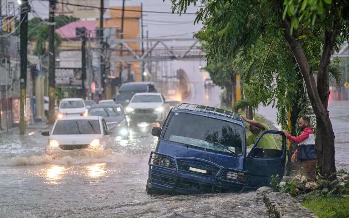 Siêu bão Melissa mạnh nhất từ thế kỷ XIX đi vào vùng Caribe, tàu chiến Mỹ khẩn cấp di chuyển