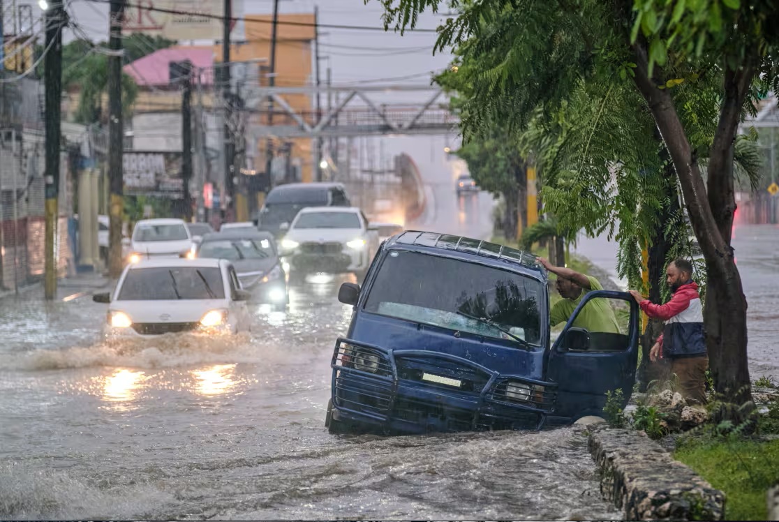 Si&ecirc;u b&atilde;o Melissa mạnh nhất kể từ thế kỷ 19 đi v&agrave;o v&ugrave;ng Caribe, t&agrave;u chiến Mỹ khẩn cấp di chuyển - Ảnh 1.