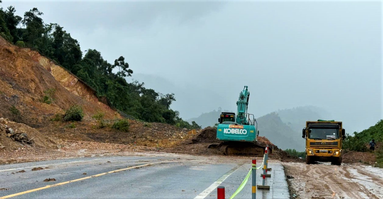 Sạt lở cao tốc La Sơn - hòa Liên gây nguy hiểm nghiêm trọng cho giao thông - Ảnh 2.