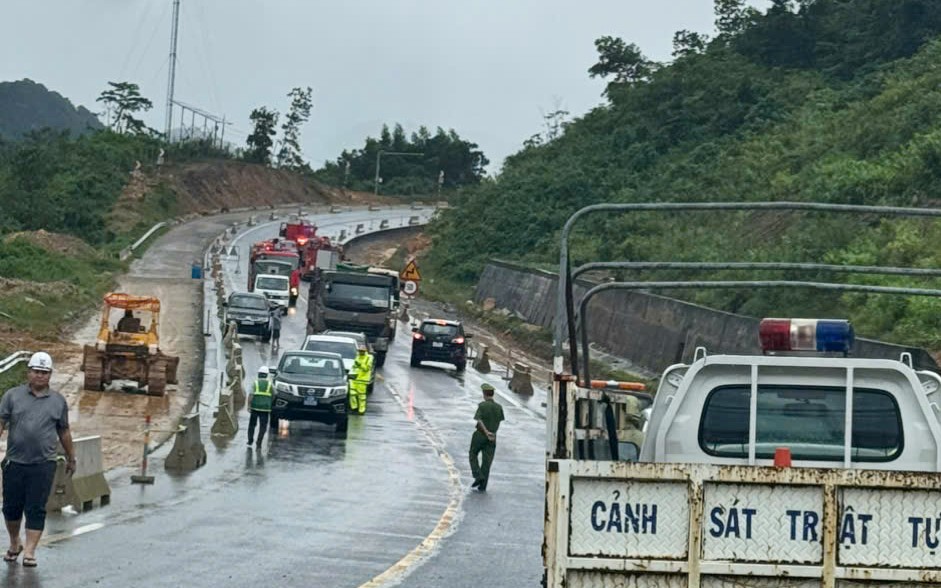 Quả đồi với khoảng 4.000m3 đất đá đổ ập xuống tuyến cao tốc La Sơn- Hòa Liên